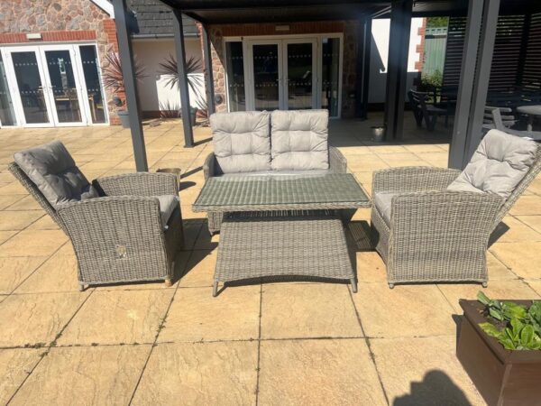 Queens recliner sofa set